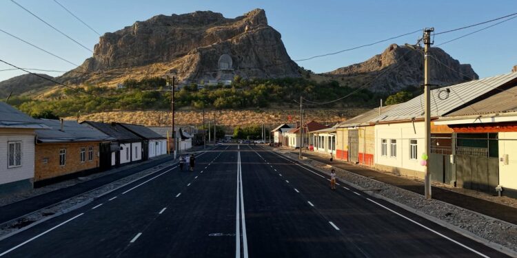 Ошто 60 жылдан кийин асфальт басылган эки көчө пайдаланууга берилди