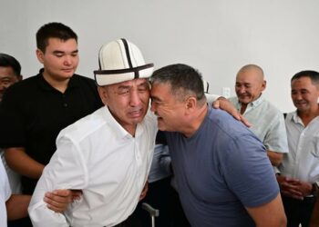 Камчыбек Ташиев үй салып берген классташы сел алып, ным тарткан үйдө жашап жаткан