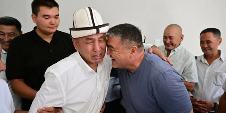 Камчыбек Ташиев үй салып берген классташы сел алып, ным тарткан үйдө жашап жаткан