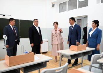 Президент мугалимдердин маянасы дагы көтөрүлөрүн айтты