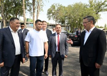 Садыр Жапаров Жалал-Абаддагы жаңы бокс академиясы менен таанышты