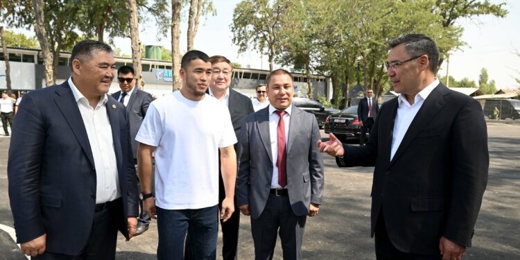 Садыр Жапаров Жалал-Абаддагы жаңы бокс академиясы менен таанышты