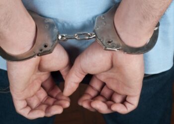 Зордуктоого аракет кылууга шектүү милиция кызматкерине пара берүүдө кармалды