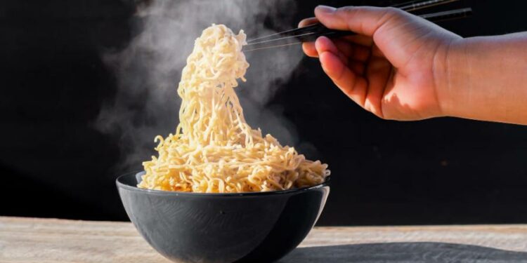 Египетте 13 жаштагы өспүрүм тез бышырылуучу кесмени чийки жеп көз жумду