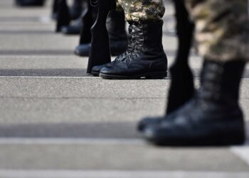 Аскер бөлүктөрүнүн биринде жоокер кокустан атылган октон каза болду