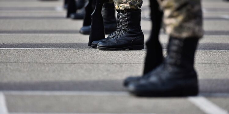 Аскер бөлүктөрүнүн биринде жоокер кокустан атылган октон каза болду