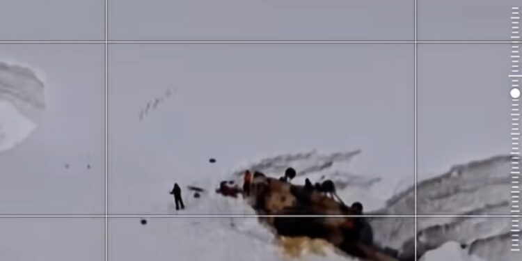 Жеңиш чокусунда калган альпинистти куткарууда зыянга учураган тик учактын видеосу тарады