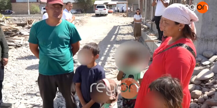 Камчыбек Ташиев 9 балалуу үй-бүлөгө жер бөлүп, үй салдырып бермей болду