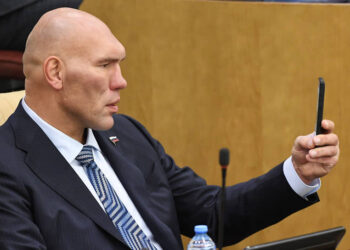 Ошто Николай Валуевге калпак кийгизип, чапан жабышты