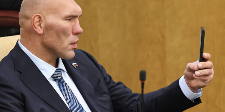 Ошто Николай Валуевге калпак кийгизип, чапан жабышты