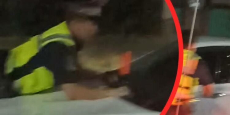 Сокулукта 17 жаштагы жигит жол тескөөчүнү унаанын капотунда сүйрөдү (видео)