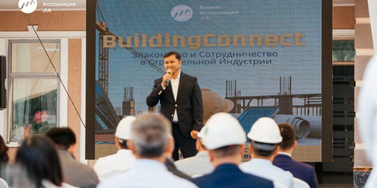 Чолпонбек Курманбекович Акматов Кыргызстан Куруучулар союзун жетектеди: 37 жыл ичинде курам биринчи жолу жаңыланды