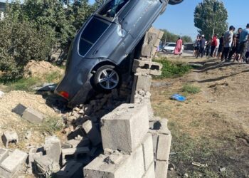 Чүйдө жол кырсыгы катталып, унаа дубалга «асылып» калган