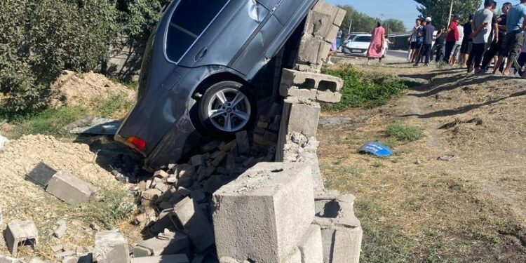 Чүйдө жол кырсыгы катталып, унаа дубалга «асылып» калган