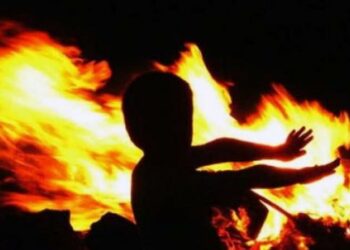 Өзгөндө мал сарай өрттөнүп, эки жашар наристе чарчап калды