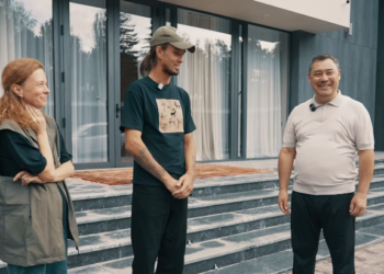 Садыр Жапаров Ысык-Көлдө таштанды терген экоактивистке унаа белек кылды (видео)