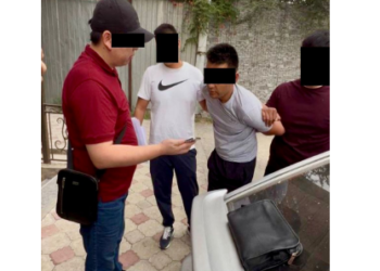 Ош аскер комиссариатынын кызматкери эски iPhone’ду пара катары талап кылган