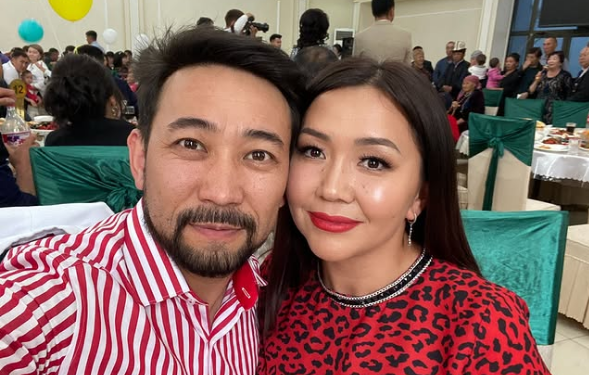 Кайрат Примбердиев мурдагы жубайы боюнча: «Көчөдө селсаяк болуп жаткан жеримен таап алып адам кылган эмес»