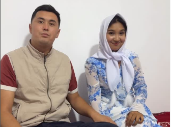 Ырчы Нурайым Акылбекова көшөгөдөгү көз ирмемдери менен бөлүштү