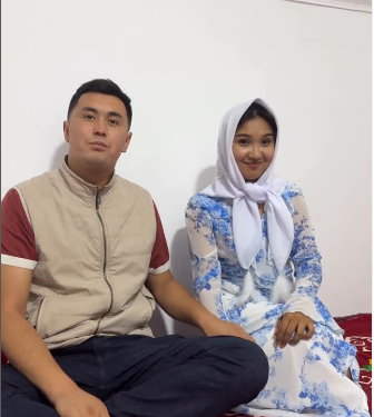 Ырчы Нурайым Акылбекова көшөгөдөгү көз ирмемдери менен бөлүштү