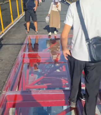 Өзгөндөгү жаңы салынган көпүрө көпчүлүктүн көңүлүн бурду (видео)