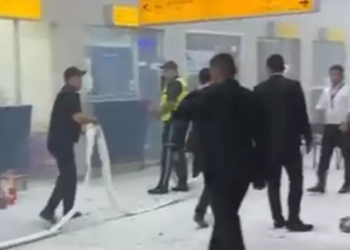 Алматыдагы аэропортто жаран өзүнө өрт койду. Эмне себеп болгон? (видео)