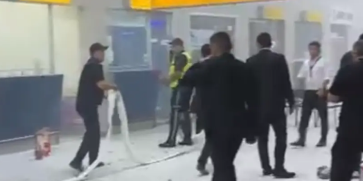 Алматыдагы аэропортто жаран өзүнө өрт койду. Эмне себеп болгон? (видео)