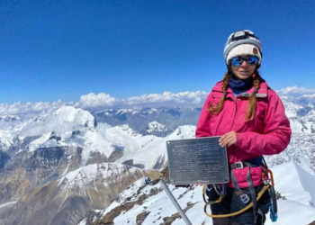 «Тирүү деп ойлойм». Жеңиш чокусунда калган альпинисттин уулу апасын сактап калууну суранып жатат