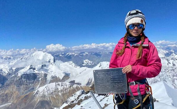 «Тирүү деп ойлойм». Жеңиш чокусунда калган альпинисттин уулу апасын сактап калууну суранып жатат