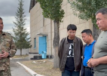 «Эмне деген акмакчылык?». Транспорт министри Нарында жол салып жаткан компанияга акыркы эскертүү берди (видео)