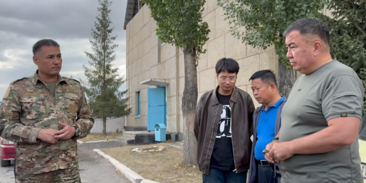 «Эмне деген акмакчылык?». Транспорт министри Нарында жол салып жаткан компанияга акыркы эскертүү берди (видео)