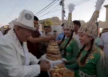 «5 жыл иштесеңиз, Дубай кыласыз». Оштун мэрине чепкен жаап, калпак кийгизишти (видео)