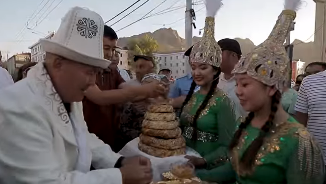 «5 жыл иштесеңиз, Дубай кыласыз». Оштун мэрине чепкен жаап, калпак кийгизишти (видео)