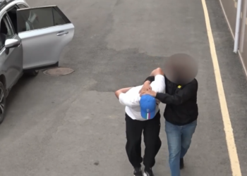 Нарында уюшкан кылмыштуу топтун мүчөлөрү УКМКга жеткирилди (видео)