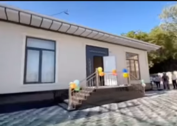 Ошто жол кеңейтүү үчүн үйү бузулган үй-бүлөгө жаңы үй куруп беришти