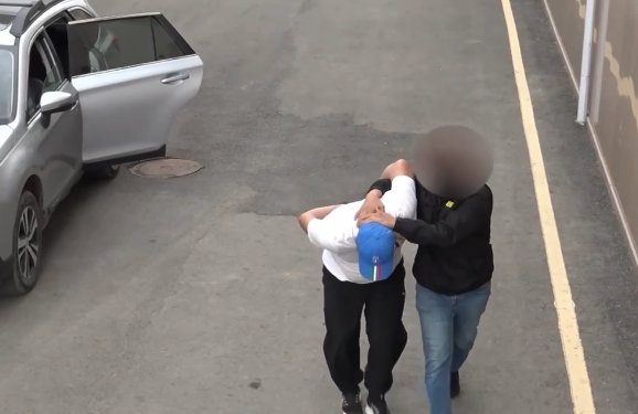 Нарында уюшкан кылмыштуу топтун мүчөлөрү УКМКга жеткирилди (видео)