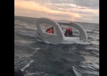 Ысык-Көлдө желим кайыктагы 4 жаранды шамал жээктен алыска алып кеткен (видео)