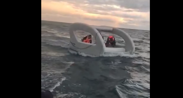 Ысык-Көлдө желим кайыктагы 4 жаранды шамал жээктен алыска алып кеткен (видео)