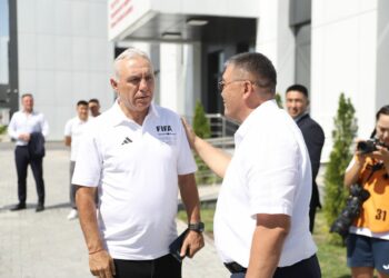 Дүйнөлүк футбол легендасы Христо Стоичков Кыргызстанга келди