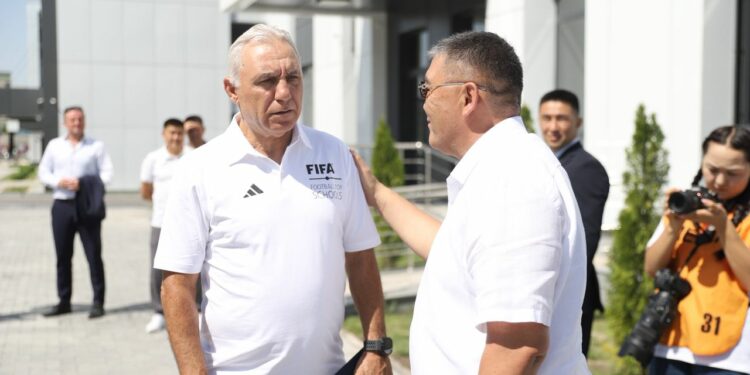 Дүйнөлүк футбол легендасы Христо Стоичков Кыргызстанга келди