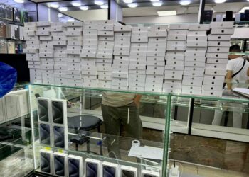 Бишкекте iPhone телефондорун ачып, сыйымдуулугун көбөйтүп сатып жүргөндөр кармалды