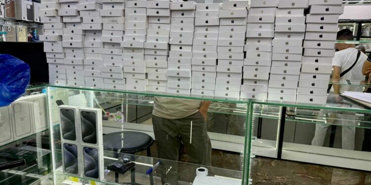 Бишкекте iPhone телефондорун ачып, сыйымдуулугун көбөйтүп сатып жүргөндөр кармалды