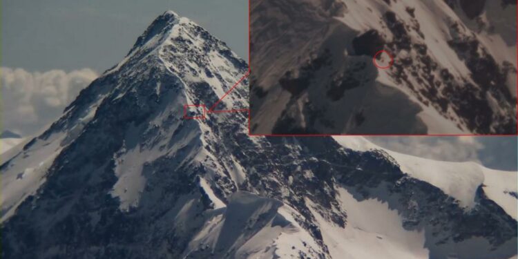 «Жашоонун белгилери аныкталган жок». УКМК чокуда калган аял боюнча маалымат берди