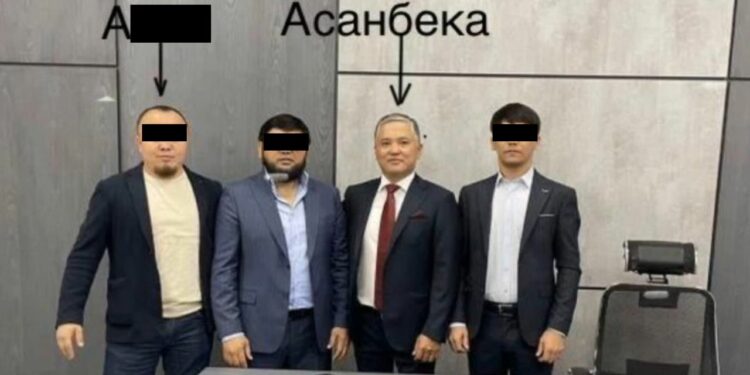 «Шрам» кармалды. Ал уюшкан кылмыштуу топтордун башчылары менен түшкөн сүрөтүн көрсөткөн