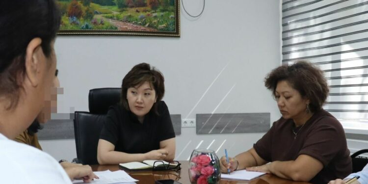 «Телефонун тартып алып, баңгизат берген». Бишкекте 15 жаштагы кыздын сойкулукка мажбурланышы боюнча маалымат беришти