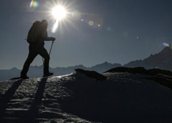 Кыргызстанда бийиктиги 6 миң метрден ашкан тоого чыгууга акча алынышы мүмкүн. Мыйзам талкууга коюлду