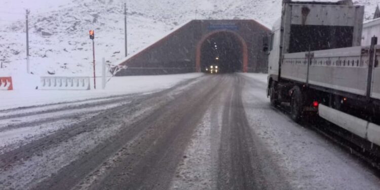 Төө-Ашууда кар жаап жатат (видео)