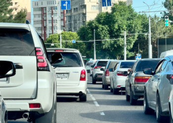 Шаардык кеңештин депутаты Бишкектеги жол тыгынды азайтуу үчүн коомдук транспортко өтүүгө чакырды