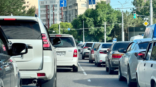 Шаардык кеңештин депутаты Бишкектеги жол тыгынды азайтуу үчүн коомдук транспортко өтүүгө чакырды