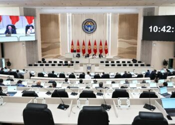 Жогорку Кеңеште өзүн-өзү таркатуу боюнча депутаттардан кол топтоо башталганы айтылды